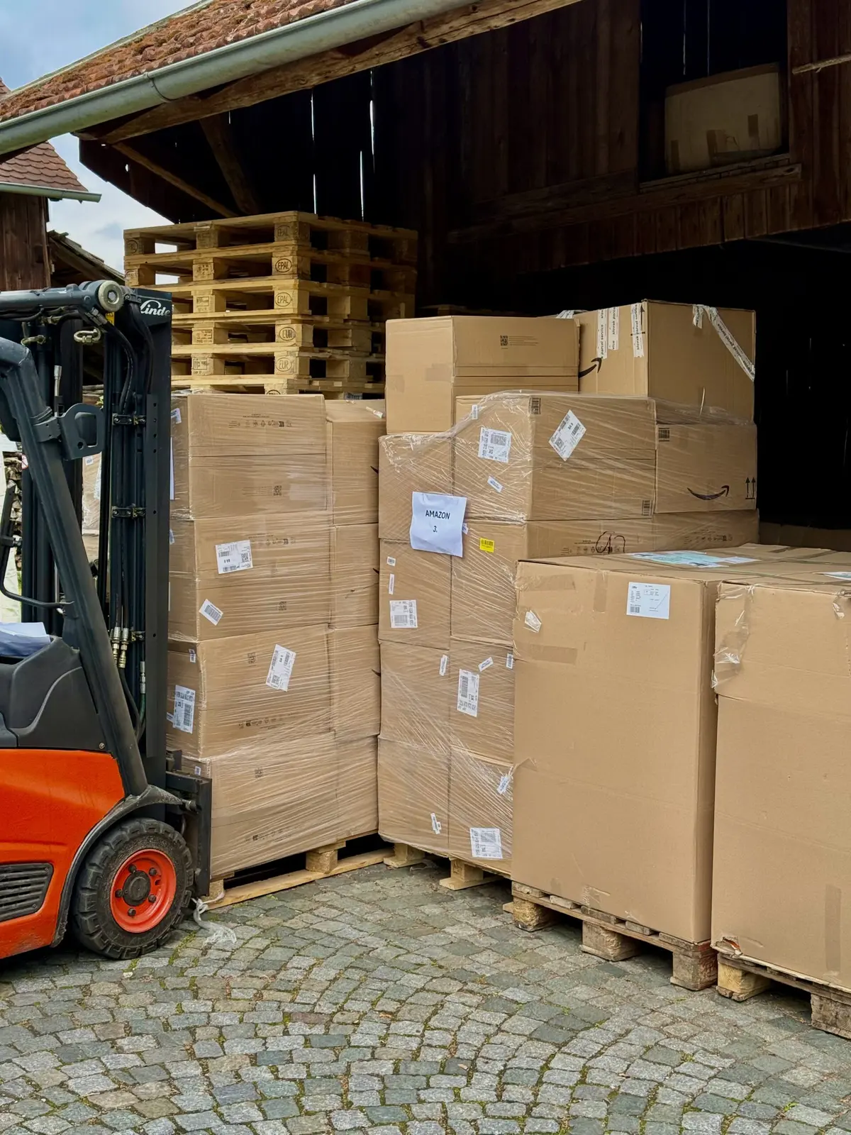 Retourenpaletten und Gabelstapler am Standort von Elektronik Sale in Pfakofen